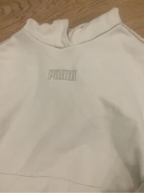 Puma Women’s Cream Sweatshirt with Subtle Logo
